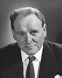 Akteur Bernard Lee spile M yn 'e earste alve James Bond-films.