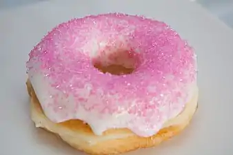 in doughnut mei glazuer en sprinkles