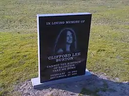 Monumint ta neitins oan Cliff Burton yn Sweden.