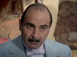 David Suchet as Hercule Poirot yn 'e ôflevering Problem at Sea (1989) fan 'e Britske detektivesearje Agatha Christie's Poirot.