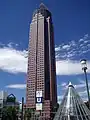 Messeturm yn Frankfurt, fan Helmut Jahn. Dien 1991.