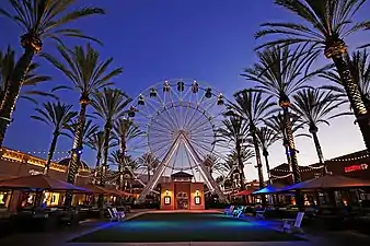 It reuzerêd yn it Irvine Spectrum Center