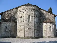 Trijefâldige apsis fan de Basilica di Santa Giulia, noard-Italië.