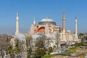 De Hagia Sofia yn Istanbûl wie de sit fan it Oekumenysk Patriargaat fan syn bou yn 537 ôf oant de Osmaanske ferovering fan 'e stêd yn 1453 (útsein tusken 1204 en 1261, doe't it ûnder it bestjoer fan 'e krúsfarders in roomske tsjerke wie). Nei 1453 wie it in islamityske moskee oant it yn 1931 in museum waard.