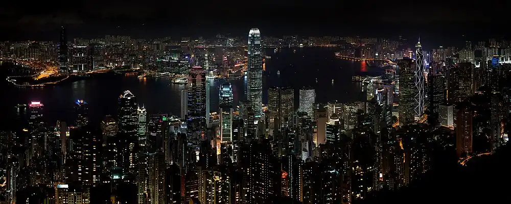 Foto mei wolkekliuwers naam fan Hong Kong Eilân, oarekant it wetter leit Kowloon.