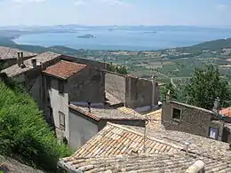 Utsjoch fan Montefiascone op de mar fan Bolsena mei de eilannen Martana (l.) en Bisentina (r.)