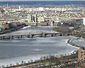 De Longfellow Brêge de Charles River, by't winter.