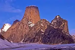 De Mount Asgard sjoen fan 'e Turnergletsjer ôf.