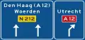 K11: Foarsortearje op net-autodyk. Boerd mei ynterlokale doelen, dyknûmers en ferwizing nei in autodyk