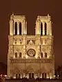 Westgevel fan de Notre-Dame by nacht