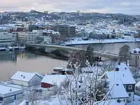 De rivier Otra rint troch de stêd