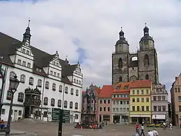 Merkplein, mei it âld stedhûs, stânbyld Maartn Luther en Stadtkirche