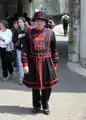 In Yeoman Warder, fanâlds de beweitsers fan de Toer, no gidsen