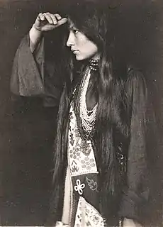 Zitkala-Sa fotografearre fan Gertrude Käsebier