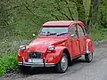 A 1970s Citroën 2CV mit rechteckige Vorderliecht