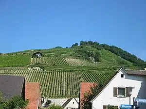 Schlossberg vum Dorf Achkarre im Dal us gsä. Höchiunderschied um 150 m