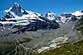 Z Zmutt-Tal bi Zermatt. Z Matterhoru (lings) und d Dent d’Hérens (rächts)