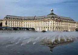 Place de la Bourse avec tramway.