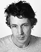 Aidan Gillen kòm Littlefinger.