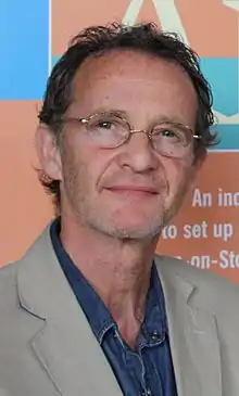 Anton Lesser kòm Qyburn.