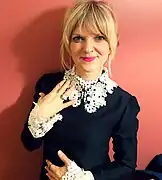 Arden Myrin jwe kòm Regina.