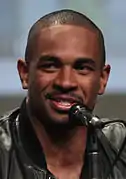 Damon Wayans Jr. jwe kòm Coach.