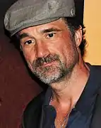 Elias Koteas jwe kòm enspektè Alvin Olinsky