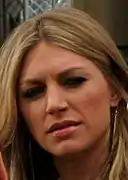 Jes Macallan jwe ajan epi Direktris nan Bureau Temporel Ava Sharpe.