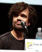 Peter Dinklage kòm Tyrion Lannister.