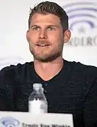 Travis Van Winkle jwe kòm Cary.