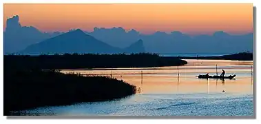 蘭陽溪、冬山河出海口晨曦，背景為龜山島，照片由台灣PTT實業坊Seattle995提供