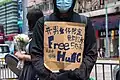 中午時分，有人在刺警案現場提供「Free Hugs」服務