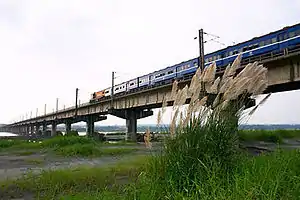 一列普快車正通過屏東線高屏溪橋