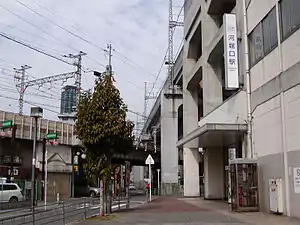 河堀口站車站西北跨過阪和線的高架橋。