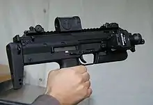 設計時已經有摺疊式設計前握把的HK MP7A1。