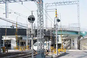 車站外觀（跨線橋是伊勢電氣鐵道（日语：）廢線遺址現時變成三重縣道756號松阪環狀線（日语：））