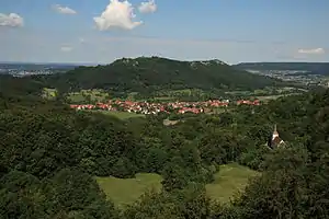 Bild 2: Blick vom Burgstein auf die Kapelle Sankt Moritz, den Ort Leutenbach und die Ehrenbürg