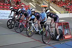 Katharina Hechler (r.) beim Start zurMannschaftsverfolgung der weiblichen Jugend(Bahn-DM 2016)